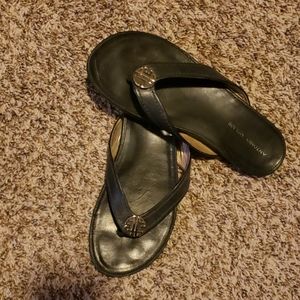Black leather Antonio Melani flip flops
